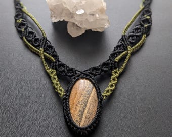 Collier macramé jaspe paysage – pierre fine naturelle – bijou  unique bohème ajustable noir et vert olive fait main / idée cadeau pour femme