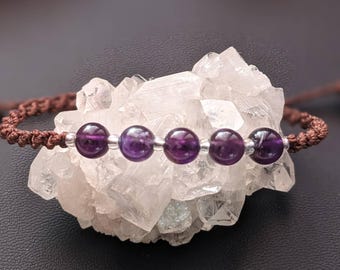 Bracelet macramé marron améthyste unique, ajustable et fait main. Élégant, apaisant et livré rapidement avec suivi offert.