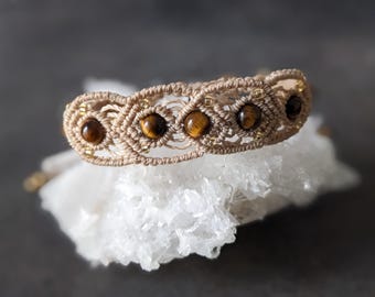 Bracelet macramé beige avec perles en pierre fine naturelle œil de tigre , bijou  artisanal unique , style bohème, ajustable,pour elle