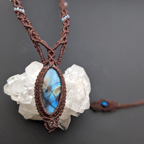 Collier macramé marron avec jolie petite marquise en pierre fine ,labradorite bleu création unique, fait main idée cadeau femme.