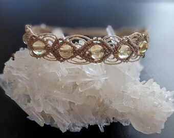 Beige macrame bracelet with natural citrine gemstone beads. Unique creation for women. Lithotherapy