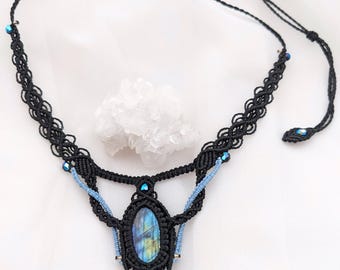 Black and blue macrame necklace with a blue labradorite cabochon – Beautiful blue reflections – Gift idea for women – Unique handcrafted creation