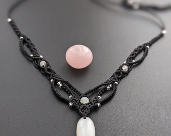 Magnifique collier macramé  noir  avec un superbe pendentif en pierre fine, pierre de lune blanche  Lithothérapie ,Cadeau unique pour elle.