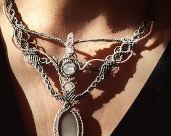 Collier macramé gris et rose avec cabochon ovale pierre de lune nacrée  et perles quartz rose, cordon ajustable, fait main unique  artisanal