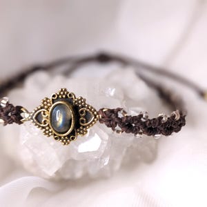 Bracelet macramé marron avec connecteur laiton brut et jolie petite labradorite , bijou artisanal, ajustable, création unique, lithothérapie