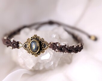 Bracelet macramé marron avec connecteur laiton brut et jolie petite labradorite , bijou artisanal, ajustable, création unique, lithothérapie