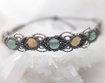 Bracelet macramé gris  avec  pierres fines aventurine verte et calcite jaune – fait main, création unique, bijou femme élégant et ajustable.