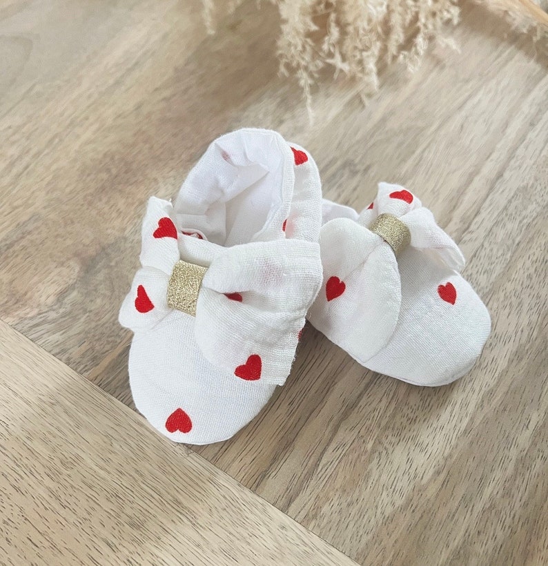 Chaussons bébé en gaze de coton fleuri beige et moutarde image 2