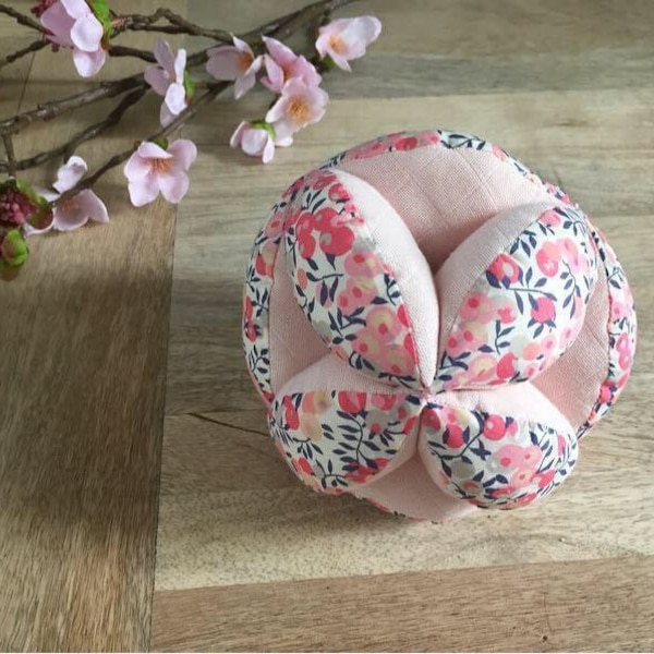 Balle de préhension en Liberty Wiltshire pois de senteur et tissu lange rose