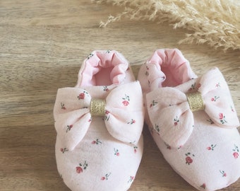 Chaussons bébé en gaze de coton fleuri rose