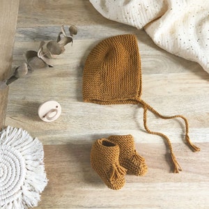 A crush pack and Pompon slippers in camel wool