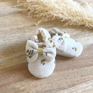 Chaussons bébé en gaze de coton fleuri beige et moutarde image 1