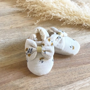 Chaussons bébé en gaze de coton fleuri beige et moutarde image 1