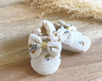 Chaussons bébé en gaze de coton fleuri beige et moutarde