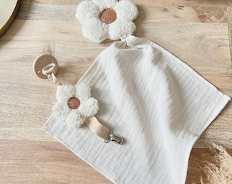 Flower-shaped muslin blanket