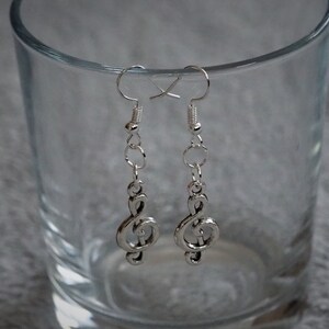 Boucles d'oreilles pendantes clé de sol, bijoux musicaux en argent, bijoux de chanteur fantaisie hobby, pendentif musique amusante - excellent cadeau/cadeau d'anniversaire