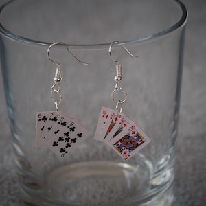 Boucles d'oreilles pendantes fan de cartes à jouer, bijoux fantaisie classiques de jeu de cartes, bijoux ponton blackjack poker excentrique - excellent cadeau d'anniversaire