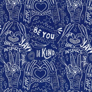 Może przedstawiać: Niebieskie tło z białymi ręcznie rysowanymi ilustracjami serc, gwiazd, błyskawic i znak&oacute;w pokoju. Słowa "Be You", "Be Kind", "Inspire", "Love", "Peace", "Happiness", "Fun", "Hope", "Rainbow", "Jay" i "Smile" są napisane na całym wzorze.