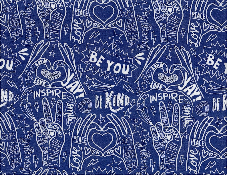 Może przedstawiać: Niebieskie tło z białymi ręcznie rysowanymi ilustracjami serc, gwiazd, błyskawic i znak&oacute;w pokoju. Słowa "Be You", "Be Kind", "Inspire", "Love", "Peace", "Happiness", "Fun", "Hope", "Rainbow", "Jay" i "Smile" są napisane na całym wzorze.