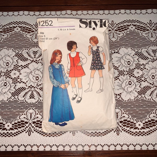 Style 1252 1970s Childs Dress Vintage Sewing Pattern / 70s / Girls / Chest 61cm/24''