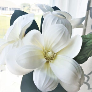 Nature Touch Magnolia Bouquet 11'' Tall, Artificial Silk Magnolia Flower for Home Decoration, Wedding Bouquet, Table Centerpiece