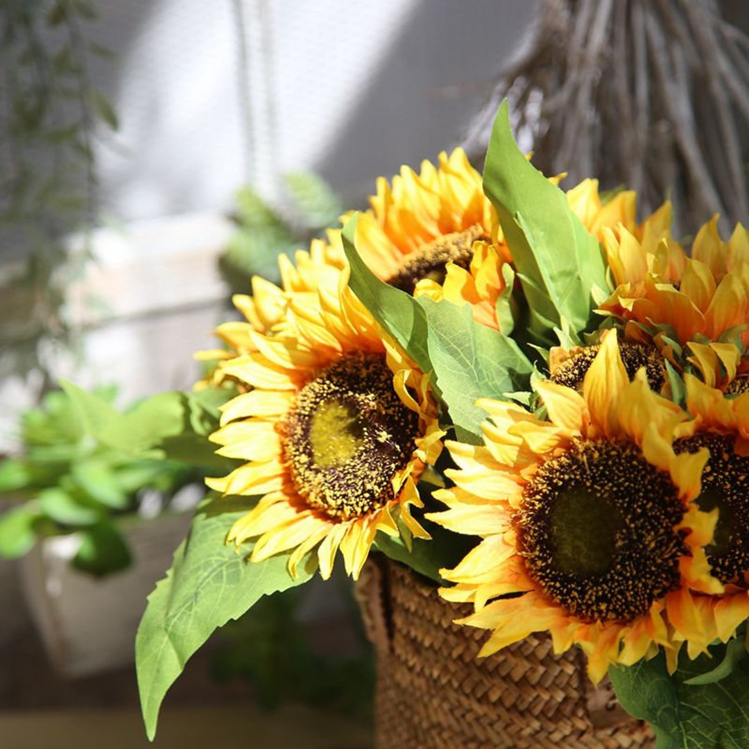 Bouquet di girasoli realistico con foglie alte 14'', 7 teste di  arrangiamenti di girasoli, giallo/arancione, decorazioni per la casa,  regali, centrotavola -  Italia