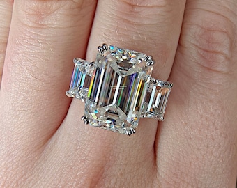 Oszałamiający pierścionek z moissanitem o szlifie szmaragdowym o masie 17,17 ct i bocznymi kamieniami szmaragdowymi | S925, lite 14k, 18k białe złoto | Ogromny pierścionek z trzema kamieniami