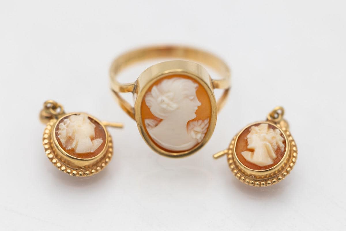 アンティークゴールドのセット、カメオ付きリングとイヤリング