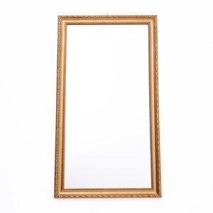 Pu&ograve; includere: Una cornice per foto rettangolare di colore dorato e decorata. La cornice &egrave; vuota e ha un design semplice ed elegante.