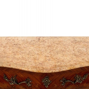 K&ouml;nnte beinhalten: Eine antike franz&ouml;sische Kommode mit einer Marmorplatte und aufwendigen Messingbeschl&auml;gen. Die Kommode ist aus Holz mit einem Marquetrie-Design.
