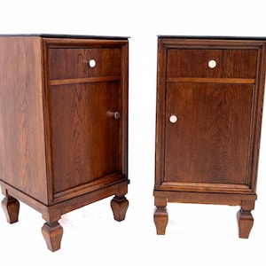 Pareja de mesitas de noche de principios del siglo XX, Polonia.