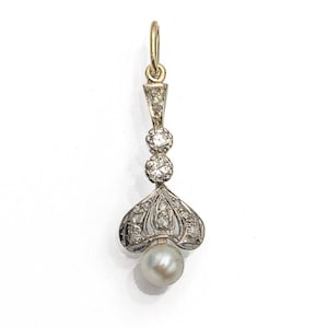 Gold pendant with diamonds and pearl