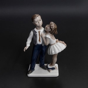Statuetta vintage in porcellana con ragazza e ragazzo di Lyngby Danimarca