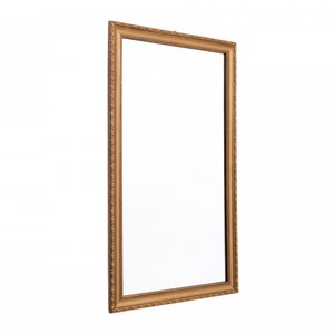 Pu&ograve; includere: Una grande cornice per quadri di forma rettangolare, di colore oro e decorata. La cornice ha un design decorativo in rilievo sui bordi.