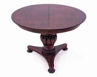 Antique table with round top, Western Europe, early 20th century. After renovation.
