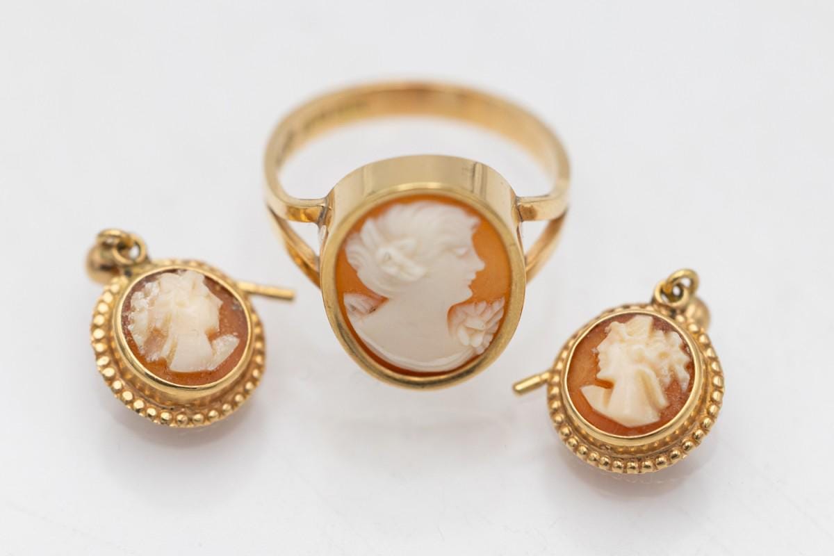 アンティークゴールドのセット、カメオ付きリングとイヤリング