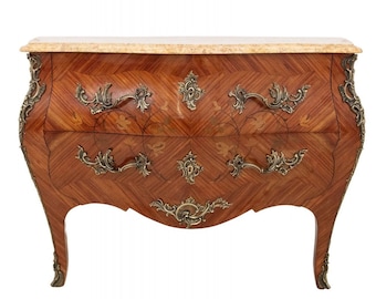 Commode marquetée à plateau en marbre de style Louis XV, France.