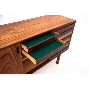 Peut inclure: Un buffet en bois vintage avec une finition brun fonc&eacute; et plusieurs tiroirs. Les tiroirs sont doubl&eacute;s de feutre vert. Le buffet a une seule porte sur le c&ocirc;t&eacute; gauche.