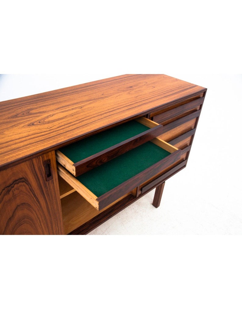 Peut inclure: Un buffet en bois vintage avec une finition brun fonc&eacute; et plusieurs tiroirs. Les tiroirs sont doubl&eacute;s de feutre vert. Le buffet a une seule porte sur le c&ocirc;t&eacute; gauche.