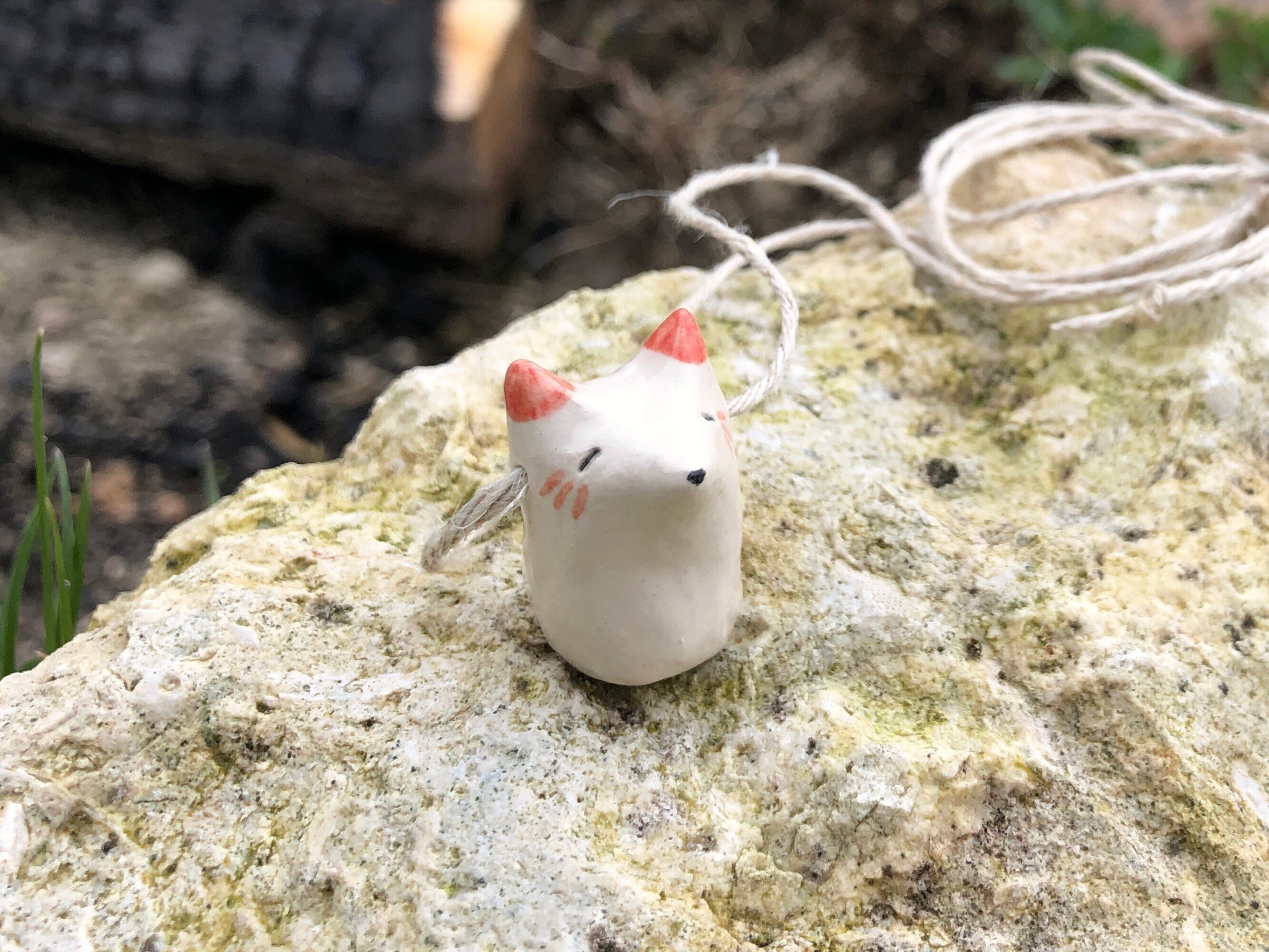 Kitsune Fox Pendentif en Céramique sur | de Chanvre Écologique Réglable Shinto, Inari, Sculpture Bou