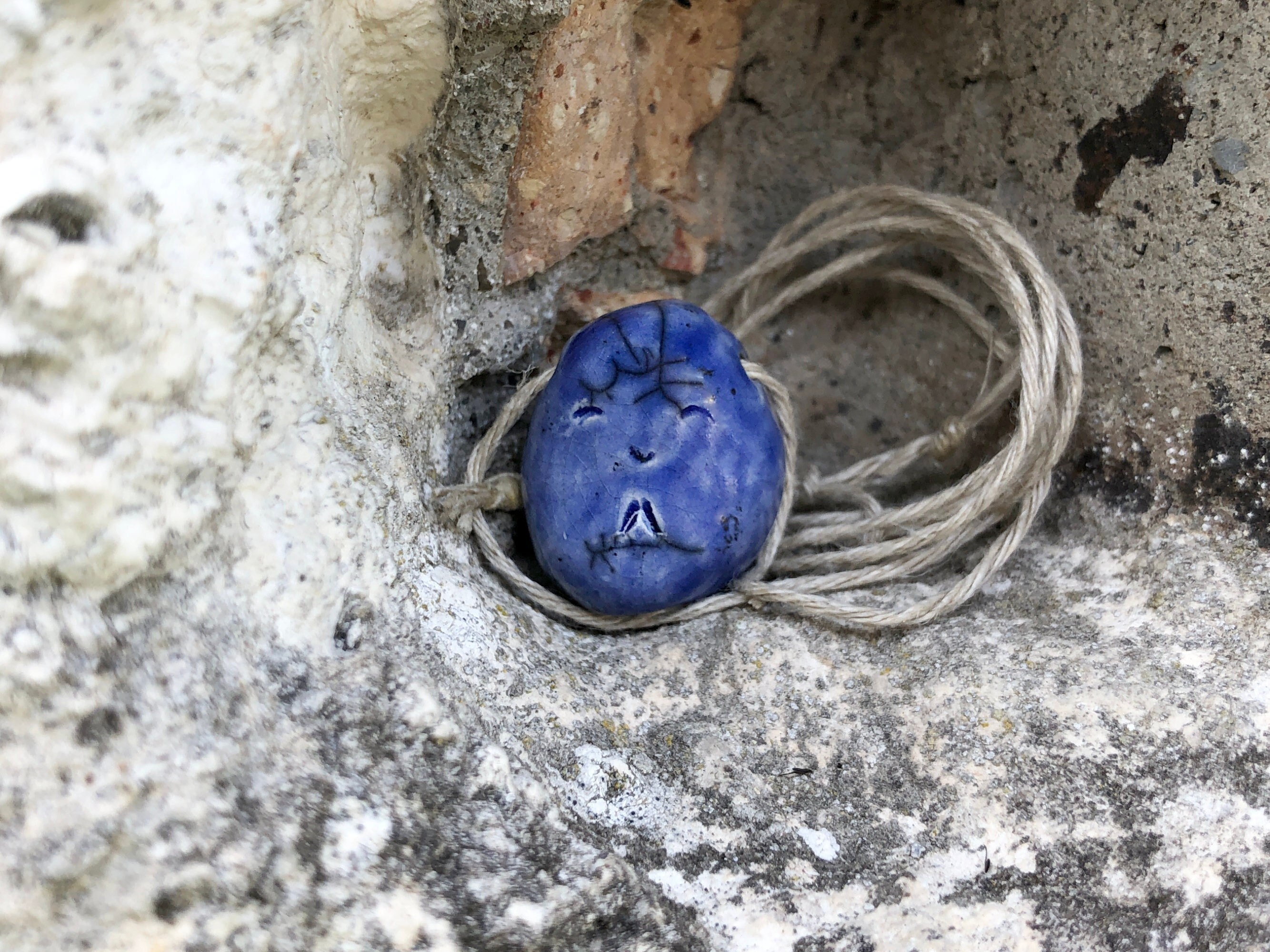 Jizo Raku Happy Buddha Pendentif sur Cordon de Chanvre Écologique Réglable | Shinto, Sculpture Boudd