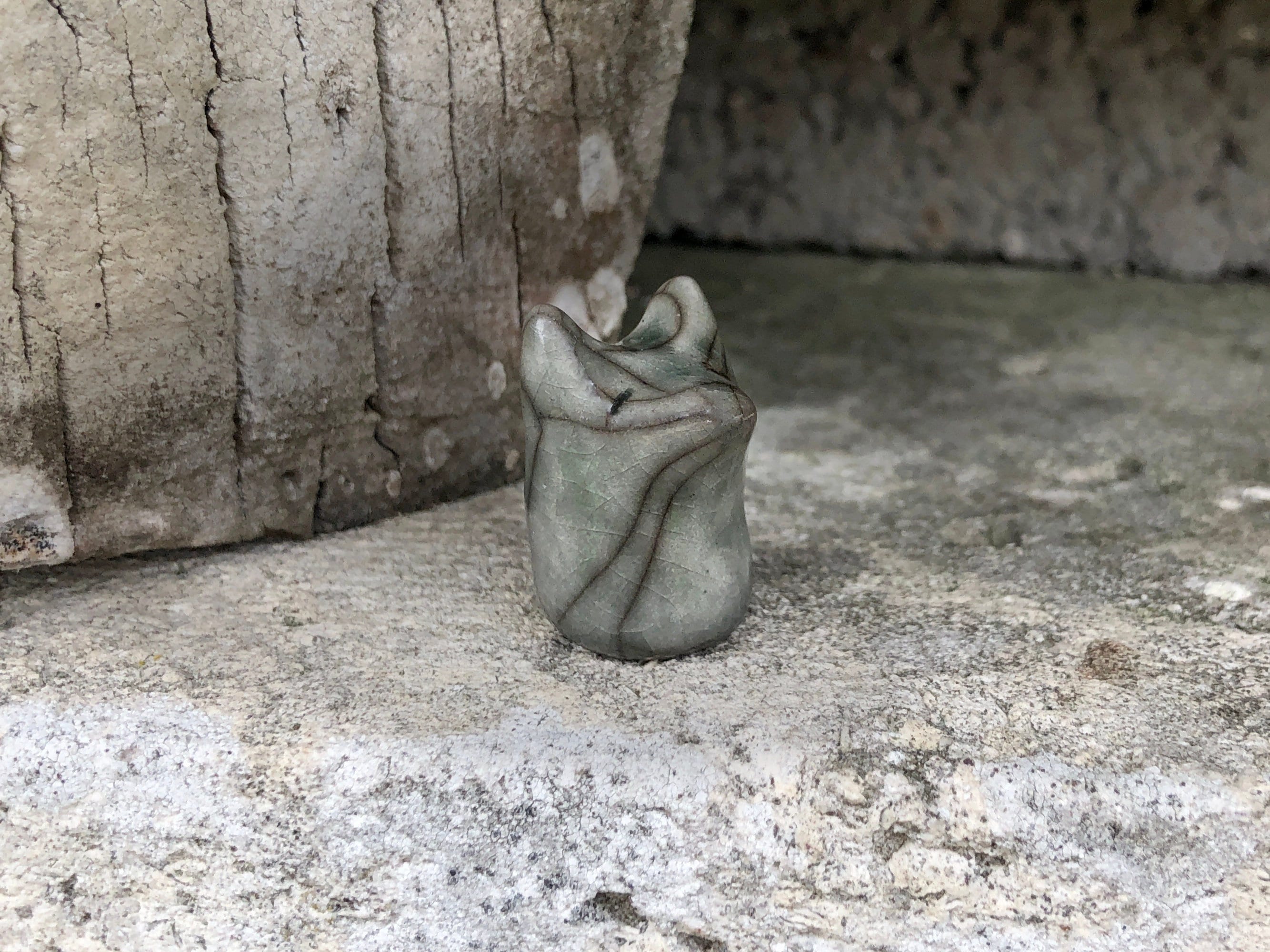 Petite Sculpture Gris Kitsune Renard de Poche Raku Kami | Chamanisme, Méditation, Sanctuaire Protect