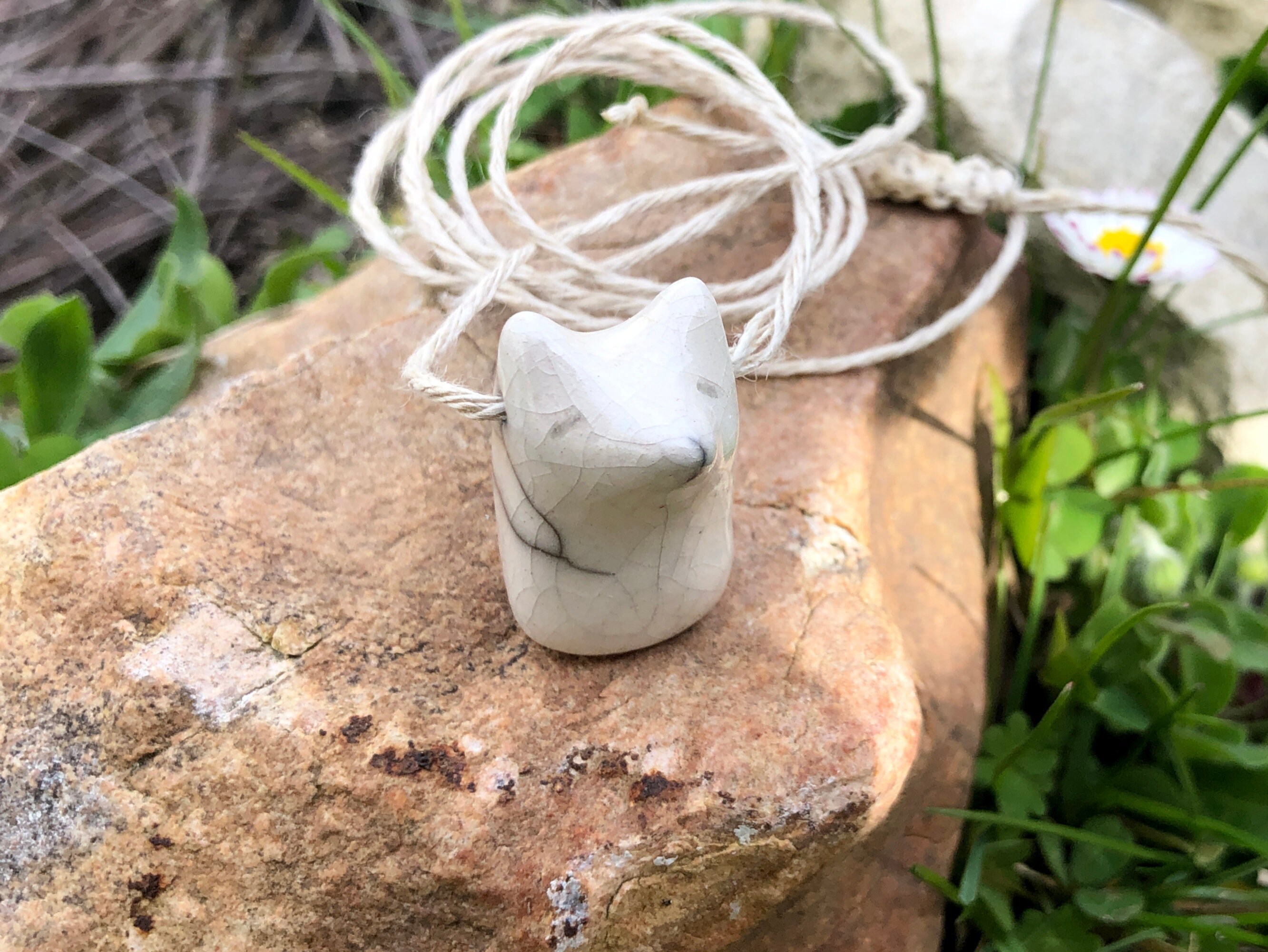 Kitsune Fox Céramique Raku Pendentif sur | de Chanvre Écologique Réglable Shinto, Bouddhiste, Chaman