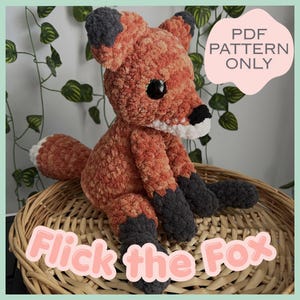 Op de afbeelding: Een handgemaakte, pluche vos in tinten oranje, bruin, grijs en wit, met zwarte ogen en neus. De vos zit in een gevlochten mand. De tekst op de afbeelding luidt "PDF PATTERN ONLY" en "Flick the Fox".