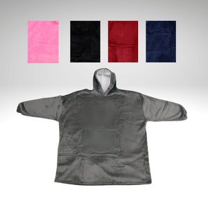 Può includere: Una coperta con cappuccio grigia con una grande tasca sul davanti. La coperta è realizzata in tessuto morbido e peluche. L'immagine mostra anche quattro quadrati più piccoli di tessuto in rosa, nero, rosso e blu.