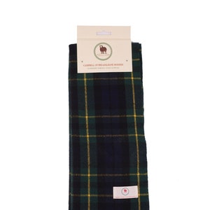 Op de afbeelding: Een Campbell of Breadalbane Modern tartan sjaal in marineblauw, groen en geel. De sjaal heeft een gefranjerde rand en een label met een schapenlogo en tekst. Ongeveer 178 cm lang.