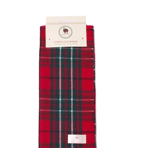 Op de afbeelding: Rode, groene en witte geruite sjaal met franjes. De sjaal heeft een label met de tekst "Cumming Clan Modern Pure Soft Tartan Clan Scarves".