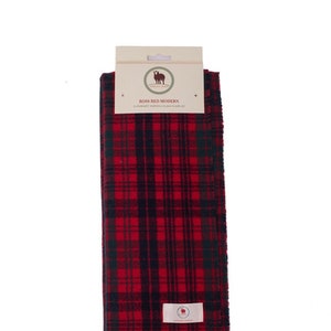 Könnte beinhalten: Ein rot-schwarzer karierter Schal mit Fransen. Der Schal hat ein Etikett mit der Aufschrift "Ross Red Modern" und "Pure Scottish Clan Scarves".