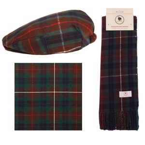 Puede incluir: Un conjunto de dos accesorios de tartán Fraser Hunting Modern: una gorra plana y una bufanda con flecos. Tanto la gorra como la bufanda están hechas de un tejido suave y tejido con un patrón de cuadros verde, rojo y azul.