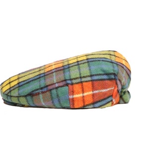 Puede incluir: Una gorra de golf de cuadros de colores con un patrón verde, azul, amarillo, naranja y rojo.
